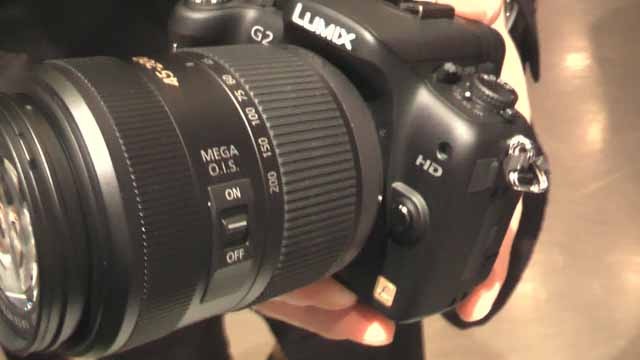 　パナソニックが9日に発表したムービー一眼「LUMIX DMC-G2」。マイクロフォーサーズ規格の小型デジタル一眼カメラで、3型タッチパネル液晶を搭載。直感的なタッチ操作で女性ユーザーの拡大を見込む。