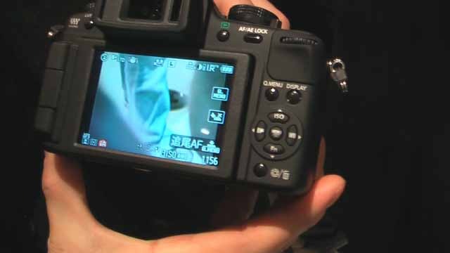 　パナソニックが9日に発表したムービー一眼「LUMIX DMC-G2」。マイクロフォーサーズ規格の小型デジタル一眼カメラで、3型タッチパネル液晶を搭載。直感的なタッチ操作で女性ユーザーの拡大を見込む。