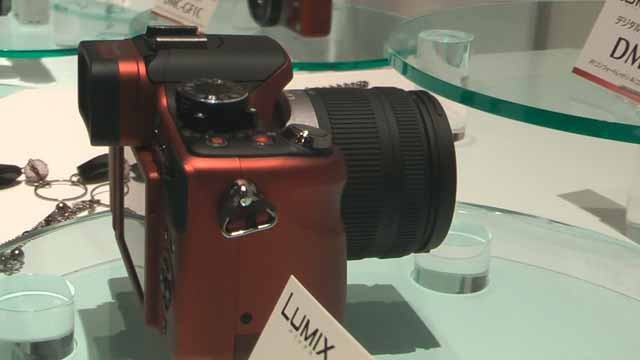 　パナソニックが9日に発表したムービー一眼「LUMIX DMC-G2」。マイクロフォーサーズ規格の小型デジタル一眼カメラで、3型タッチパネル液晶を搭載。直感的なタッチ操作で女性ユーザーの拡大を見込む。