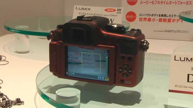 　パナソニックが9日に発表したムービー一眼「LUMIX DMC-G2」。マイクロフォーサーズ規格の小型デジタル一眼カメラで、3型タッチパネル液晶を搭載。直感的なタッチ操作で女性ユーザーの拡大を見込む。