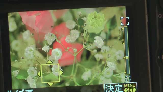 　パナソニックが9日に発表したムービー一眼「LUMIX DMC-G2」。マイクロフォーサーズ規格の小型デジタル一眼カメラで、3型タッチパネル液晶を搭載。直感的なタッチ操作で女性ユーザーの拡大を見込む。