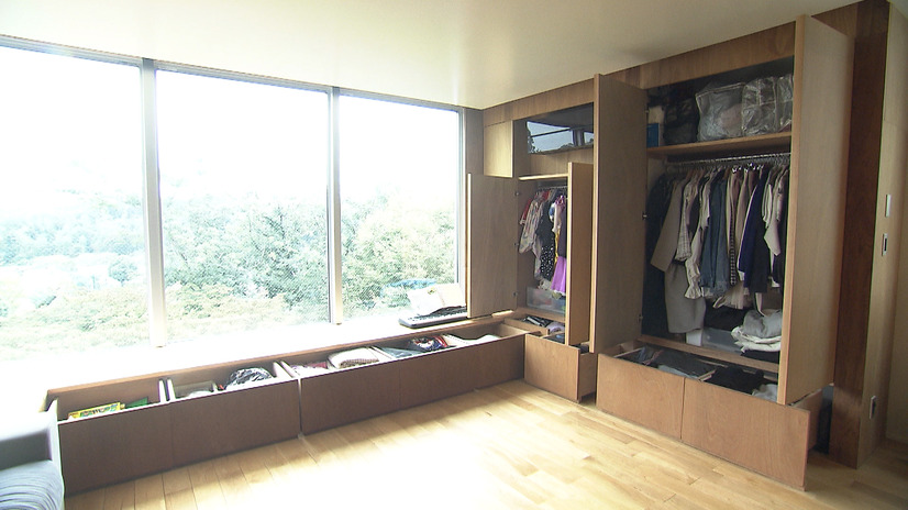 ６層目のリビングは、ベンチの中、壁一面もすべて大容量の収納スペース©MBS
