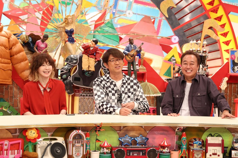 左から）YOU、さまぁ～ず（大竹一樹、三村マサカズ）（C）フジテレビ