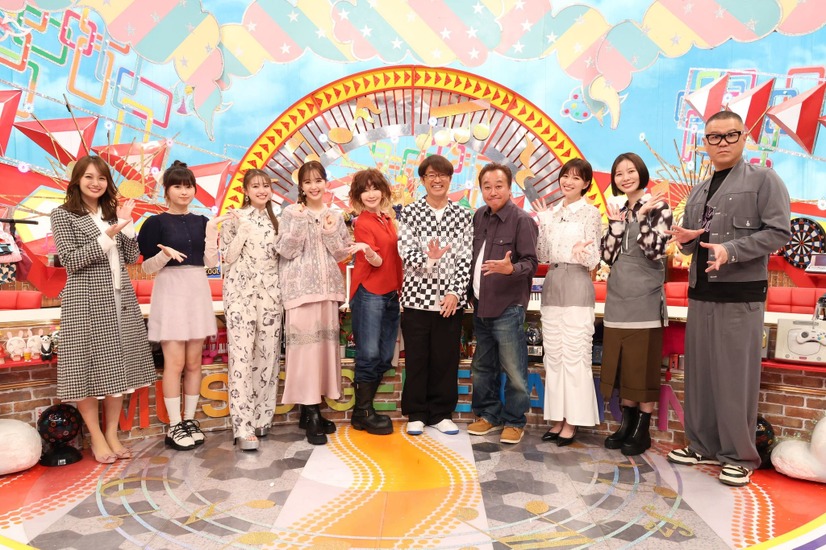 左から）井上清華（フジテレビアナウンサー）、長浜広奈、香音、藤田ニコル、YOU、さまぁ～ず（大竹一樹、三村マサカズ）、岡崎紗絵、朝日奈央、長谷川忍（シソンヌ）（C）フジテレビ