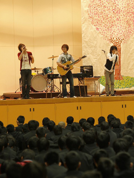 大阪・貝塚市立第二中学の「卒業生を送る会」