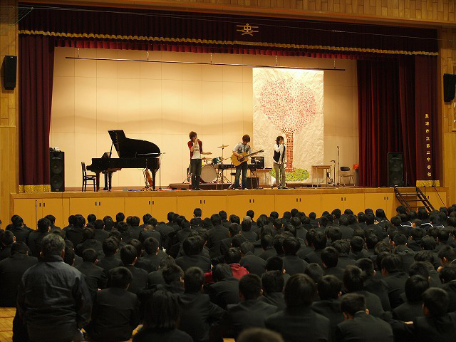 大阪・貝塚市立第二中学の「卒業生を送る会」