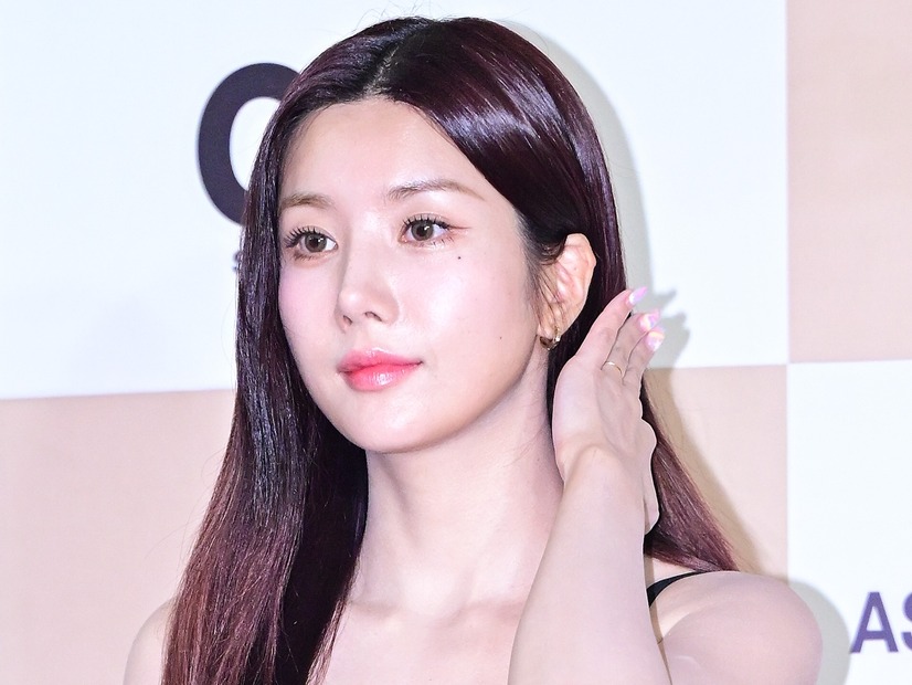 「やばくない？」“びしょ濡れフェスの女神”クォン・ウンビ、ボリューム感際立つ艶ビジュアルで魅了【PHOTO】