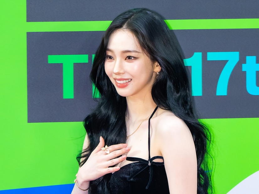 これが海外移動中の素顔なのか。aespaカリナ、飾らない美貌を披露