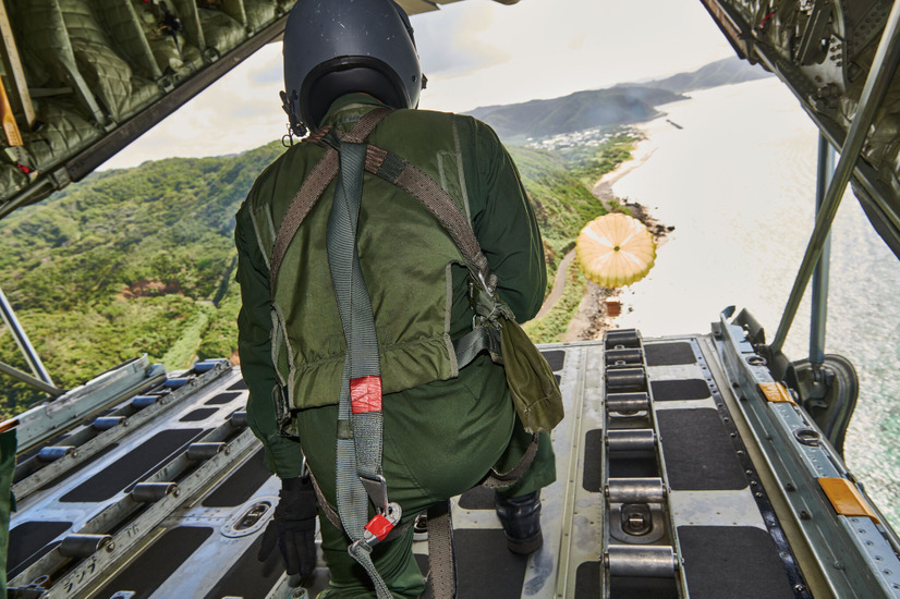 臨時の医療施設に運ばれてきた傷病者を治療する演習で、銃撃で負った傷により多量の血液が失われたという設定の模擬患者に輸血動作を行う自衛官