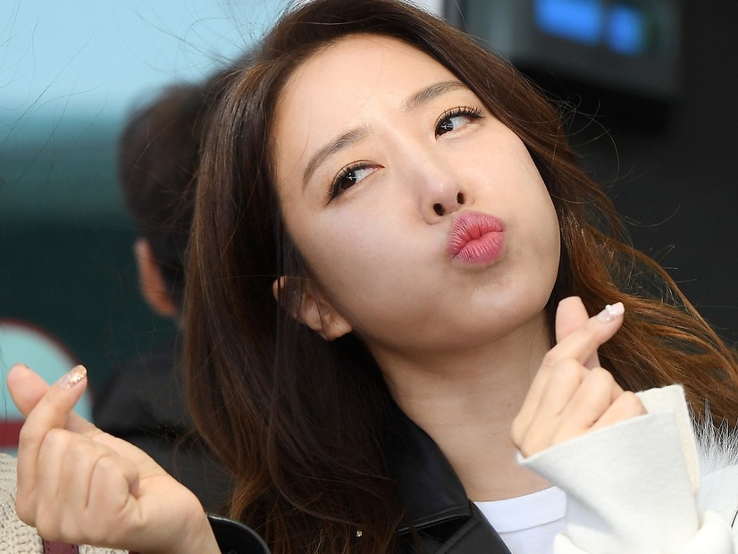 既婚男性との“濃厚スキンシップ”映像が世に、不倫疑惑で自主降板の韓国歌手（46）が映り込み再注目