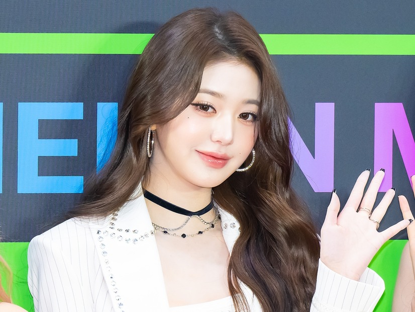 IVE・ウォニョン、海を背に“素のくびれ”披露！いよいよ新プロジェクト始動か