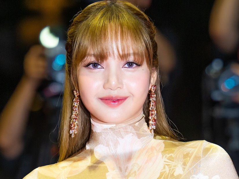 日本語コメントも！BLACKPINK・リサ、“超ミニ丈”で美脚あらわ…東京ドームオフショット公開