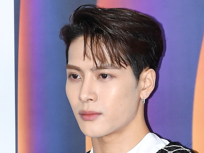 GOT7・ジャクソン、ルイ・ヴィトンのショーで未公開曲を初披露！世界的アーティストとのコラボに視線集中