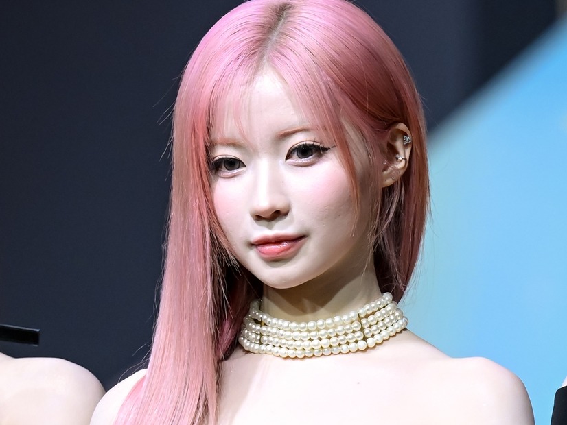 見えちゃいそう…日本人K-POPアイドル、“危険な寝そべりポーズ”でファンを虜に「ヤバい」「美しすぎる」