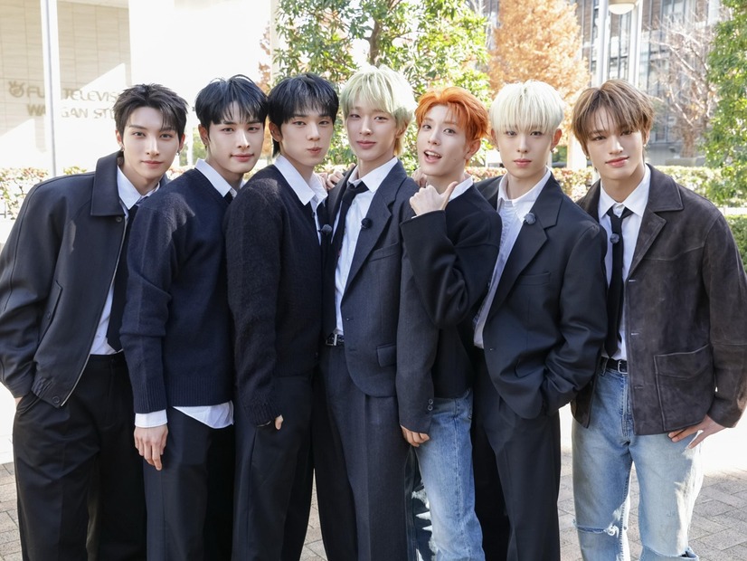 “NiziUの弟”NEXZ、初のLIVE映像作品ジャケット公開！全国ツアーの感動が蘇るモノクロビジュアルに注目