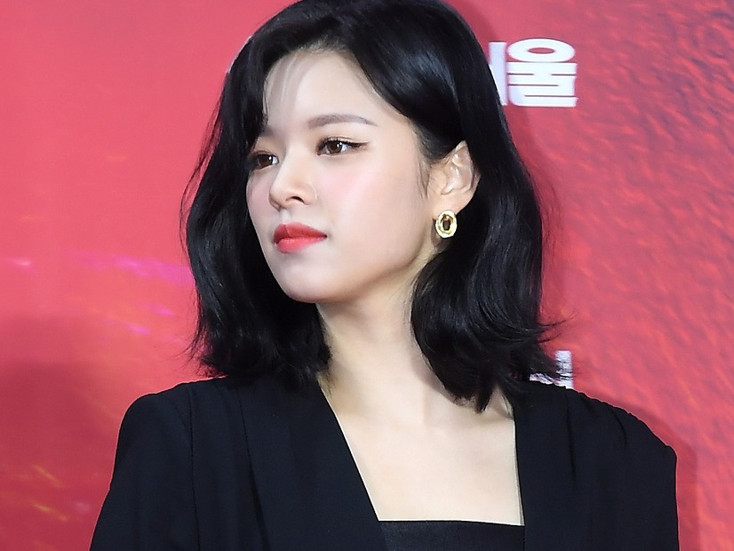 TWICE・ジョンヨン、“ピチッ”とタイトウェアで引き締めボディ披露！「美しすぎ」「完璧」と反響