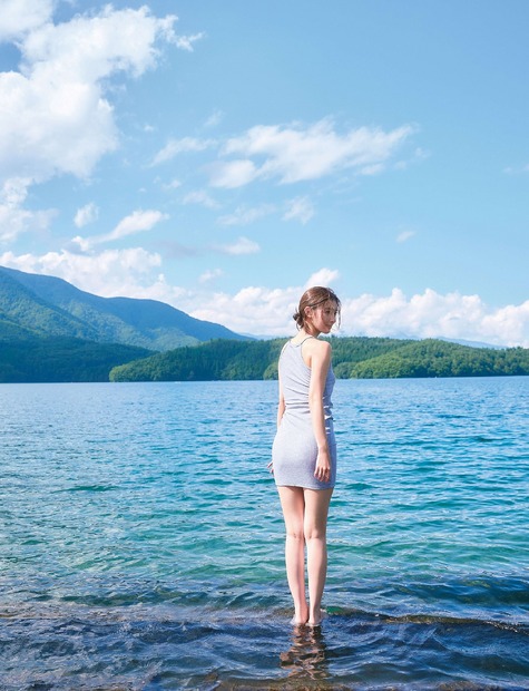 宮本茉由1st写真集『ほんとはね、』（C）小学館　撮影／中村和孝