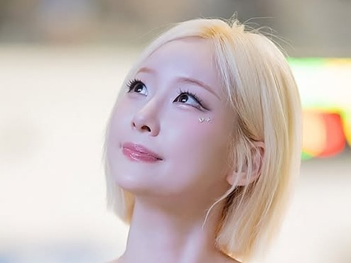 大胆な変則衣装でしっかりと肌見せ！金髪ショートがトレードマークの韓国美女チア最新ショット