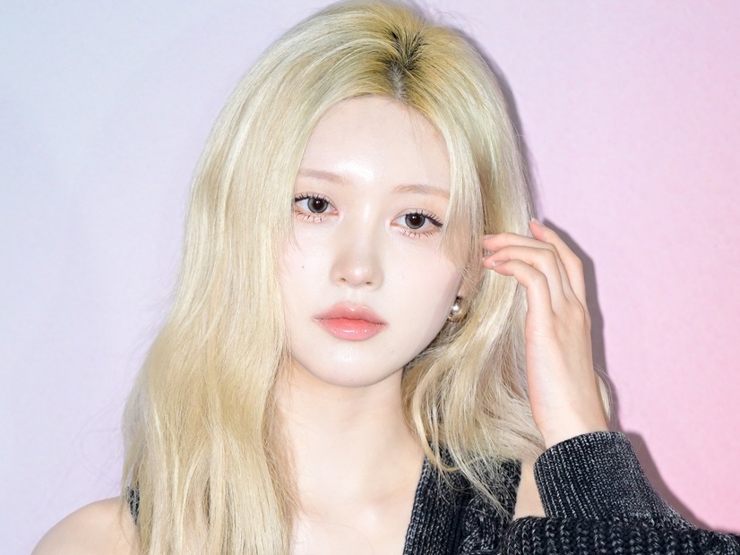 IVE・ガウル、誘惑的な“寝そべりショット”にファン騒然…きらめくボディに視線集中「妖艶すぎる」