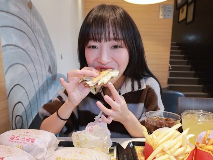 “食べ物吐き捨て”炎上が話題の大食いユーチューバー界隈、韓国ではバーガー10個食べて500万円寄付
