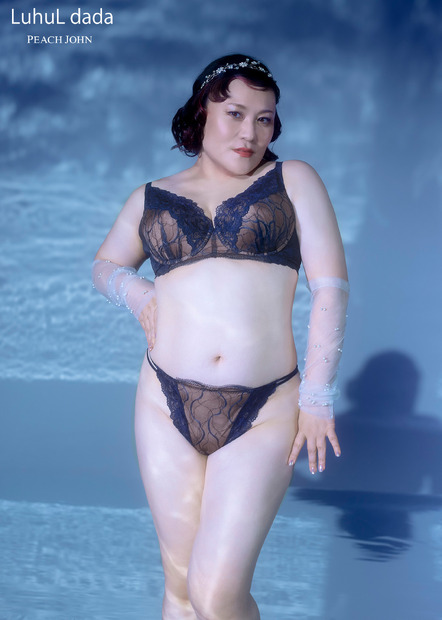 クイーンブラ レースは私を語らない、私の輪郭をなぞるだけ