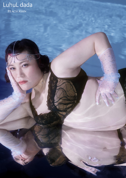 クイーンブラ レースは私を語らない、私の輪郭をなぞるだけ