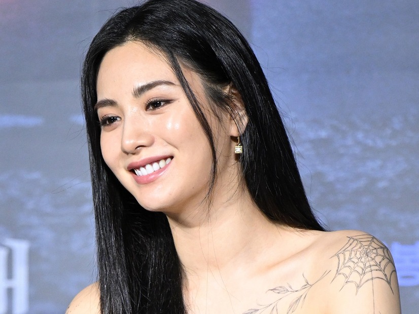 全身タトゥーを「バカみたい」と後悔し何年もかけて除去したナナ、“素肌勝負”の大胆ドレスで優勝