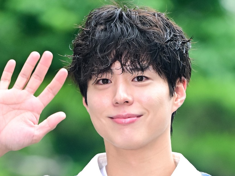 俳優パク・ボゴム、理容師に転身!?バラエティ番組で親友俳優と理髪店オープンへ　温かな雰囲気に注目
