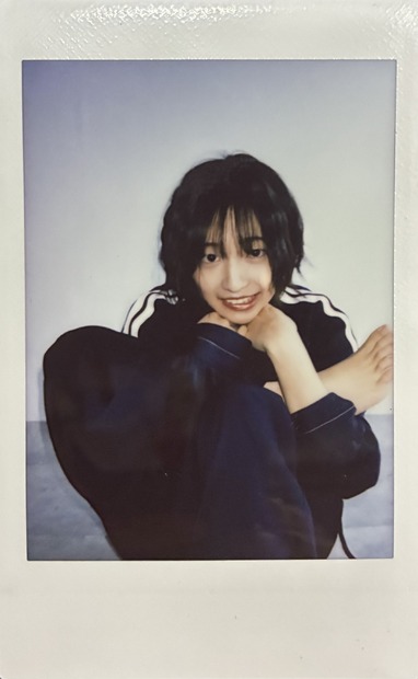 オフショットチェキ『təméɪṭoʊ təmάːtəʊ（トメィトゥ トマァトゥ）2026 CALENDAR PHOTOBOOK カレンダー？フォトブック？どっちでもいいよそんなの』（C）SHAMPOO BOOKS