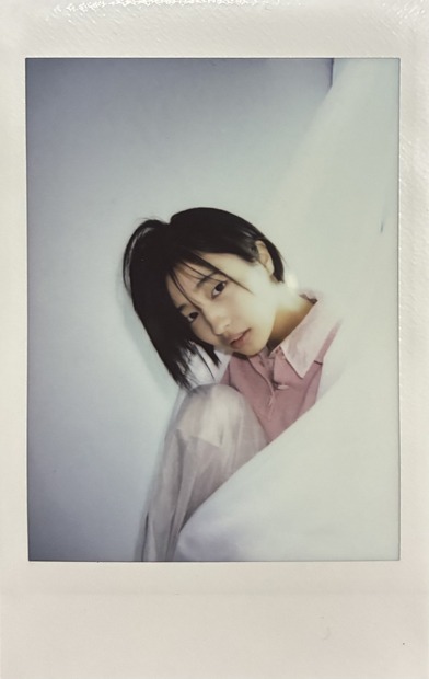 オフショットチェキ『təméɪṭoʊ təmάːtəʊ（トメィトゥ トマァトゥ）2026 CALENDAR PHOTOBOOK カレンダー？フォトブック？どっちでもいいよそんなの』（C）SHAMPOO BOOKS