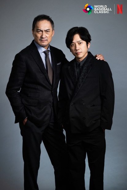 左から）渡辺謙、二宮和也「2026 ワールドベースボールクラシック」全47試合／3月5日～3月18日 Netflix 日本国内で独占生配信（アーカイブあり）