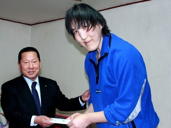 バスケ選手として活躍も晩年は経済的困難まで…「巨人症」に苦しんだ205cmの“韓国最高身長女性”、3周忌