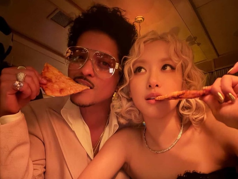 「グラミー賞」を盛り上げたブルーノ・マーズ＆BLACKPINK・ロゼ、授賞式の後はピザ「もう家族」