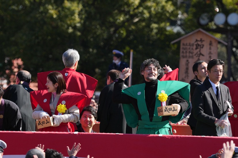 〈千葉 成田山新勝寺〉豆まきの様子（C）NHK