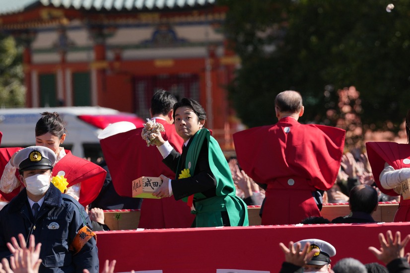 〈千葉 成田山新勝寺〉豆まきの様子（C）NHK