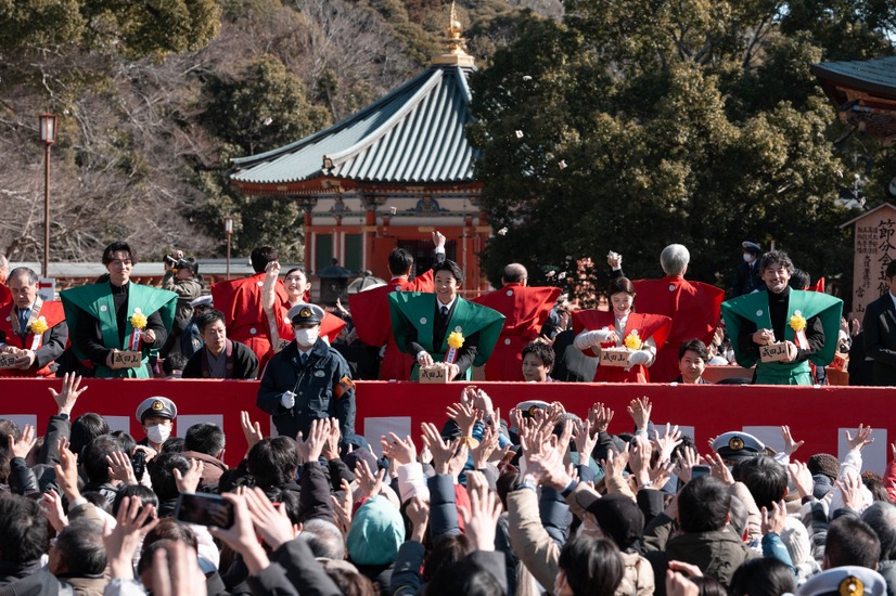〈千葉 成田山新勝寺〉豆まきの様子（C）NHK