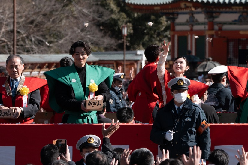 〈千葉 成田山新勝寺〉豆まきの様子（C）NHK