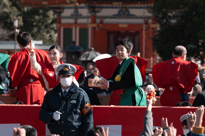 〈千葉 成田山新勝寺〉豆まきの様子（C）NHK