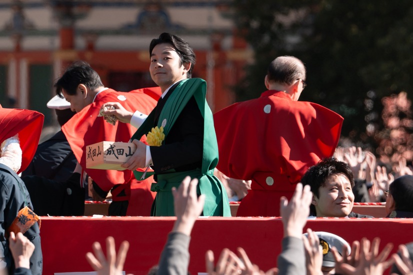 〈千葉 成田山新勝寺〉豆まきの様子（C）NHK