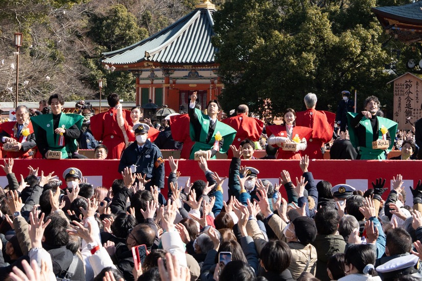 〈千葉 成田山新勝寺〉豆まきの様子（C）NHK