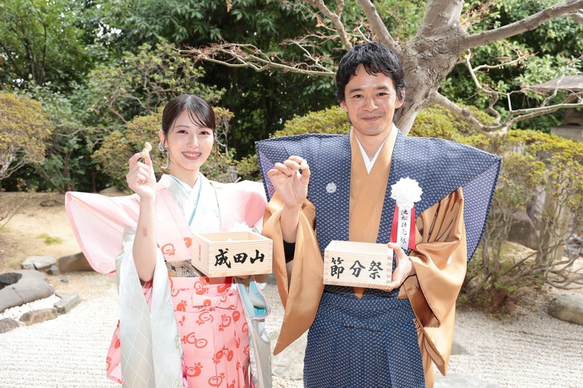 〈大阪 成田山不動尊〉左から）寧々役／浜辺美波、藤吉郎役／池松壮亮（C）NHK