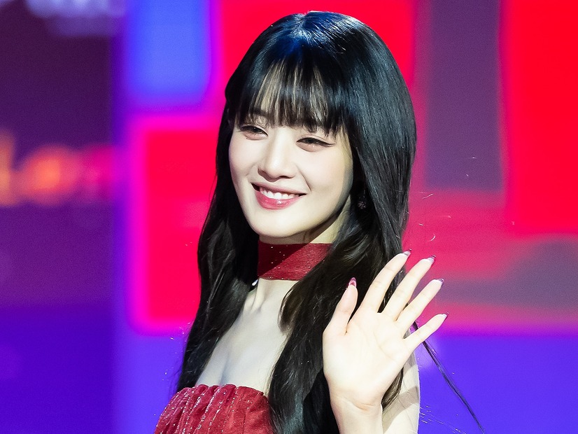 もはや見せにきてる…i-dle・ミンニ、下着姿で見せた堂々とした美しさ！思い切ったルックに注目