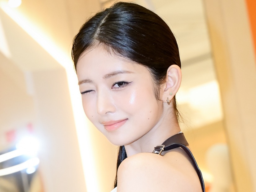 IVEの日本人メンバー・レイ、ランジェリー風衣装で大人の魅力…“ベッド自撮り”にファン悶絶