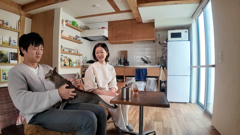 リビングでくつろぐ住人（アルジ）夫妻と猫©MBS