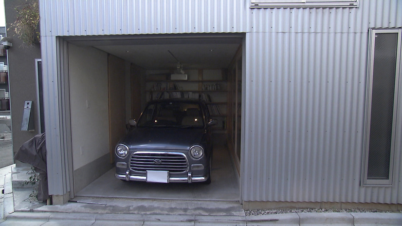 夫の仕事場を併設し、書庫も兼ねる車庫©MBS