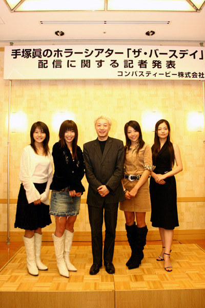 左から橋本さん、松嶋さん、手塚監督を挟んで、立花さん、城山さん。華やかなショットだ