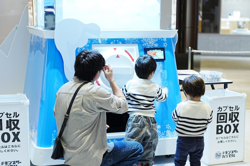 「巨大ガチャガチャ」は会場内の各エリアを体験しSNS投稿を行った来場者が挑戦できる（C）TCL