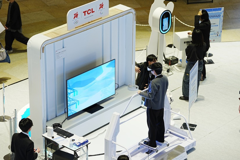 本物のゲレンデにいるかのような臨場感があるVRスキー体験（C）TCL