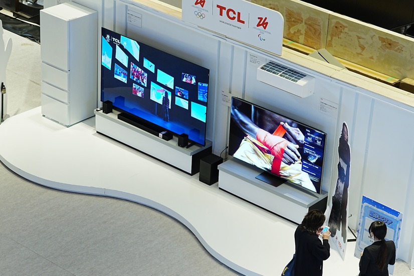 TCL家電展示エリアに展示された最新大型テレビ（C）TCL