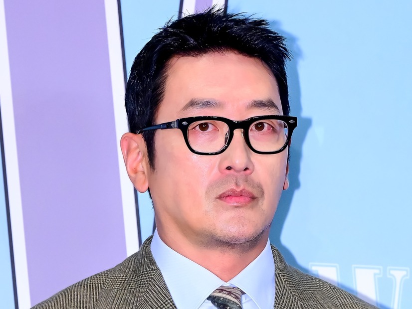 「まだ早いってば」大物俳優ハ・ジョンウ、お祝いコメントに自ら返信…熱愛認めるも結婚は否定